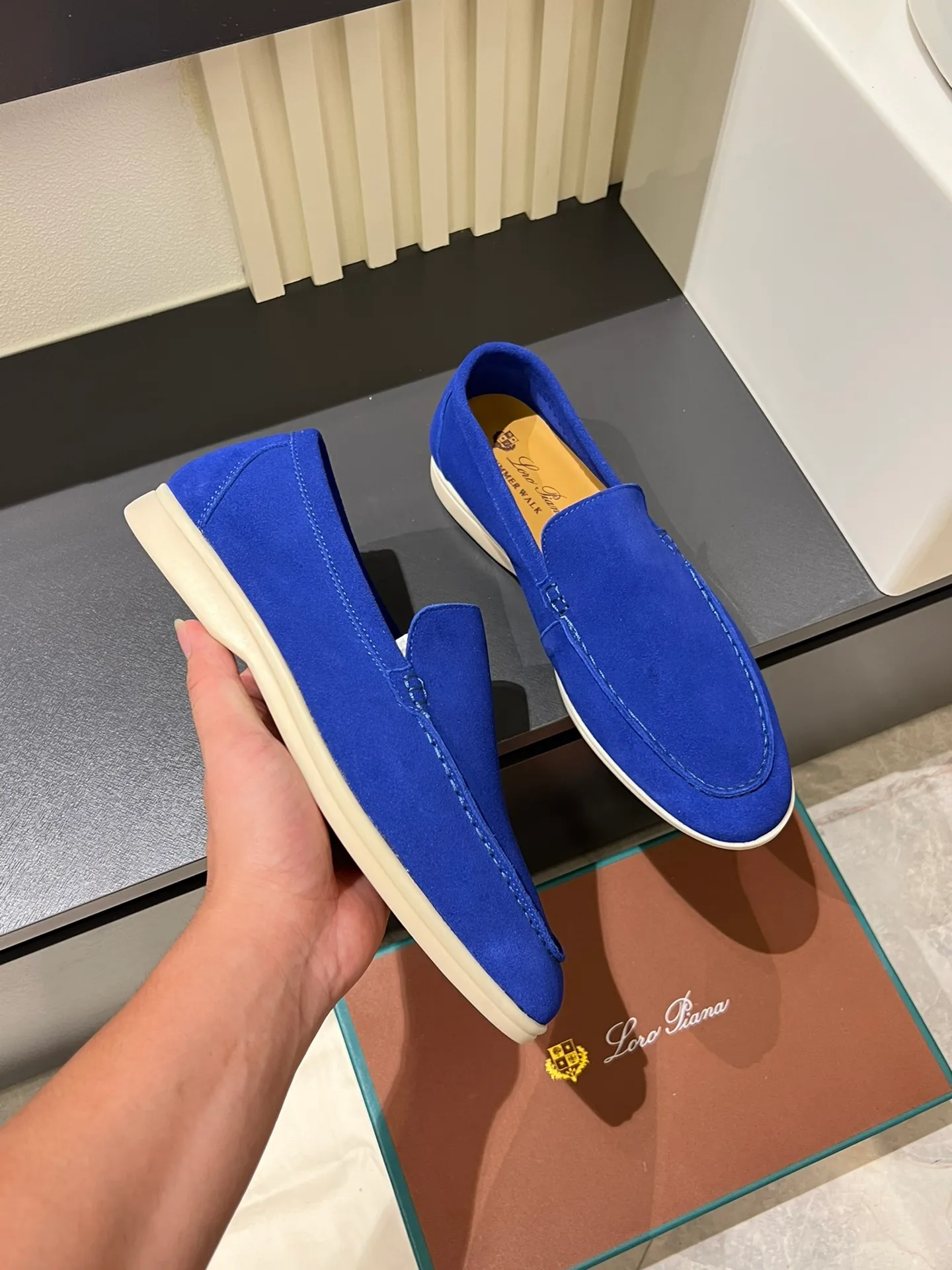 Men's shoes 💰p360 "Loro men's shoes 💰pian'*" Classic L men's shoes for couples 💰p Top version British flat loafers, a must-have item in old money style, the minimalist design is eye-catching and durable, a plus point for dressing The soft foot feel and texture are outstanding. They don’t scratch your feet and are very nice. They are matched with soft and waxy soles. They can be worn daily for a long time without getting tired. They are easy to wear, versatile and classic items, with perfect foot feel and texture! Imported cashmere fabric, the lining is made of imported A-grade water-dyed cow lining, the top version of the genuine leather midsole is sewn with pure handmade mark thread! Size: Female 35-40 (34. Customized) Male 38-44 (45.46. Customized)